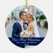 私たちの初めてのクリスマス結婚の写真の青 セラミックオーナメント (正面)