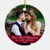 私たちの初めてのクリスマス結婚の写真ブルゴーニュ セラミックオーナメント (正面)