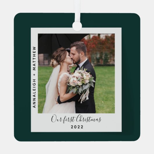 私たちの初めてのクリスマス結婚の写真休暇 メタルオーナメント (裏面)
