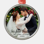 私たちの初めてのクリスマス結婚の写真 メタルオーナメント (正面)