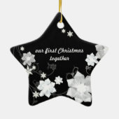私たちの初めてのクリスマス結婚は一緒のカップルの贈り物 セラミックオーナメント (裏面)