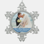 私たちの初めてのクリスマス結婚ブルーの写真 スノーフレークピューターオーナメント (正面)