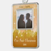 私たちの初めてのクリスマス金ゴールドスノーウィーインターイテーマ シルバープレートフレームオーナメント (左)