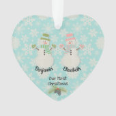 私たちの初めてのクリスマス雪だるまカップルハートオーナメント オーナメント (正面)