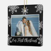 私たちの初めてのクリスマス2写真ホワイトスノーフレーク黒 セラミックオーナメント (左)
