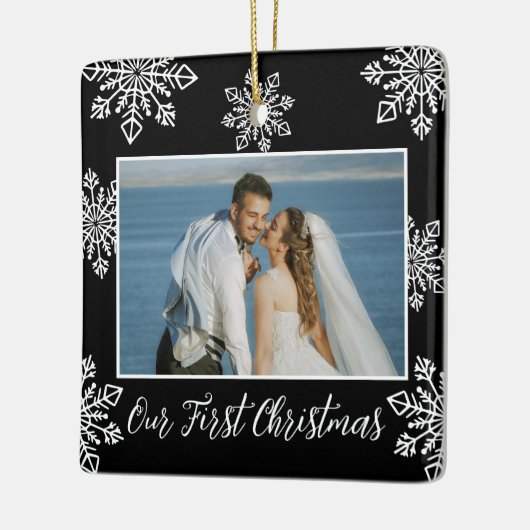 私たちの初めてのクリスマス2写真ホワイトスノーフレーク黒 セラミックオーナメント (左)
