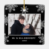 私たちの初めてのクリスマス2写真ホワイトスノーフレーク黒 セラミックオーナメント (裏面)