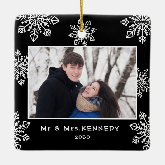 私たちの初めてのクリスマス2写真ホワイトスノーフレーク黒 セラミックオーナメント (裏面)