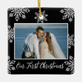 私たちの初めてのクリスマス2写真ホワイトスノーフレーク黒 セラミックオーナメント (正面)