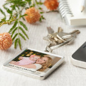 私たちの初めてのクリスマス2024新しいママとベビーの写真 キーホルダー (側面)