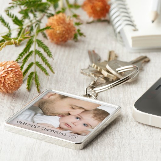 私たちの初めてのクリスマス2024新しい父とベビーの写真 キーホルダー (側面)