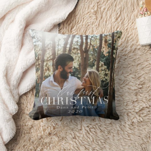 私たちの初めてのクリスマス 現代的なスクリプト 赤い格子縞の写真 クッション (ブランケット)