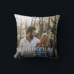 私たちの初めてのクリスマス 現代的なスクリプト 赤い格子縞の写真 クッション<br><div class="desc">あなたが選んだ写真と名前をスタイリッシュなスクリプト テキスト「私たちの初めてのクリスマス」に配置したフォト ピロー。 このピローは、クリスマスのプレゼントやホリデーシーズンのインテリアの洗練されたアクセントに最適です。 色はあなたのインテリアに合わせて変更できます。 コレクションの一部です。</div>