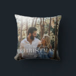 私たちの初めてのクリスマス 現代的なスクリプト 赤い格子縞の写真 クッション<br><div class="desc">あなたが選んだ写真と名前をスタイリッシュなスクリプト テキスト「私たちの初めてのクリスマス」に配置したフォト ピロー。 このピローは、クリスマスのプレゼントやホリデーシーズンのインテリアの洗練されたアクセントに最適です。 色はあなたのインテリアに合わせて変更できます。 コレクションの一部です。</div>