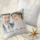 私たちの初めてのクリスマス　結婚した年の写真 クッション<br><div class="desc">私たちの初めてのクリスマス　Mr. Mrs. スクリプト写真　名前と年。私たちの初めてのクリスマスと結婚した年の楽しいスクリプトセットで、表には結婚後の名前、裏には名前と年を簡単に入力できます。表の写真は自分のものに差し替えてください。写真の上にグラデーションのオーバーレイがあり、中央に向かってフェードアウトし、テキストが部分的に重ねられます。裏のテキストと背景の色は、編集オプションで自由に変更できます。</div>