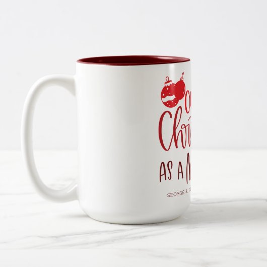 私たちの初めてのクリスマス |赤カスタムタイポグラフィ ツートーンマグカップ (左)
