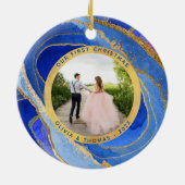 私たちの初めてのクリスマス |青と金ゴールドのGeode写真C セラミックオーナメント (裏面)