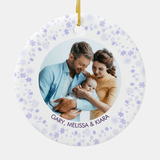 私たちの初めてのクリスマス | Purple Ditsy Snowflake Photo セラミックオーナメント (裏面)