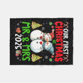 私たちの初めてのクリスマスMr. &amp; Mrs. 2025 Coule Ma フリースブランケット (正面(横))