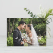 私たちの初めてのクリスマスMr. & Mrs. Hand Lettered Photo シーズンカード (スタンド正面)