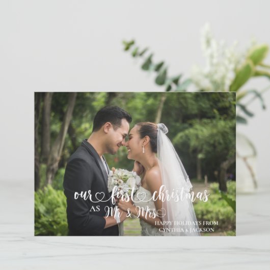 私たちの初めてのクリスマスMr. & Mrs. Hand Lettered Photo シーズンカード (スタンド正面)