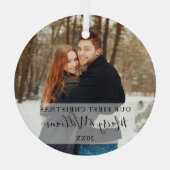 私たちの初めてのクリスマスNewlyweds写真 ガラスオーナメント (裏面)