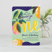 私たちの大切な人"Main Squeeze"のレモンを使ったファンタジーな1歳の誕生日 招待状 (スタンド正面)