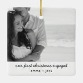 私たちの婚約した初めてのクリスマスのモダン写真 セラミックオーナメント (裏面)