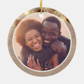 私たちの婚約した初めてのクリスマスエレガントカップル1st セラミックオーナメント (裏面)