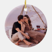 私たちの婚約した初めてのクリスマスエレガントカップル1st セラミックオーナメント (裏面)