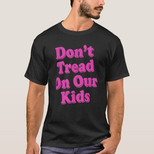 私たちの子供たちを踏みつけないこと1 Tシャツ (正面)