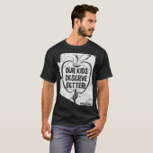 私たちの子供はEd女性男性子供のためのより良い赤に値する Tシャツ (正面フル)