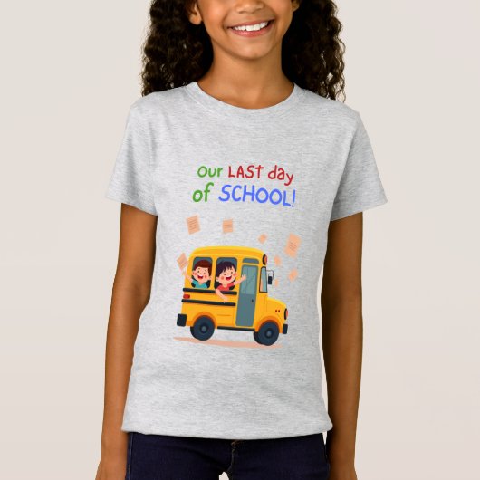 私たちの学校の最後の日 – おもしろいキッズバス Tシャツ (正面)