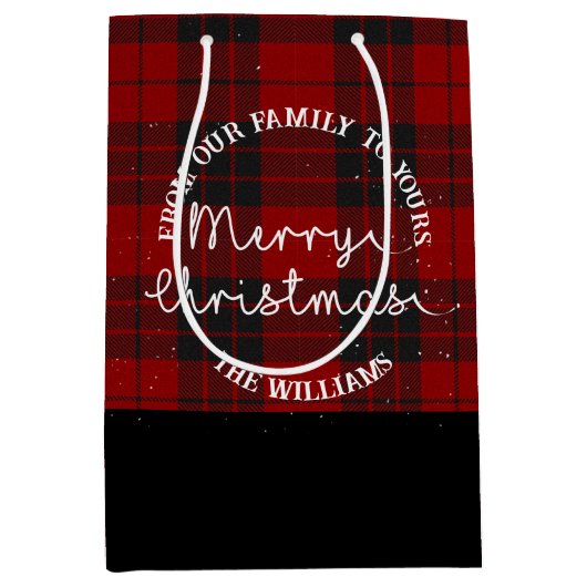 私たちの家族からあなたの名前レッドプレイドクリスマスまで ミディアムペーパーバッグ (正面)