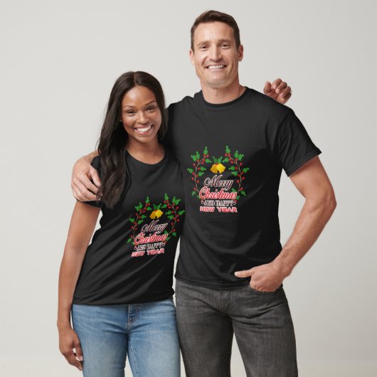 私たちの家族からメリークリスマス、ハッピーニューイヤー Tシャツ (ユニセックス)