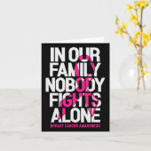 私たちの家族では、誰も一人の乳がんAwと戦わない カード (黄色い花)