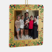 私たちの家族のクリスマスフォト金ゴールドとホリーフレーム セラミックオーナメント (右)