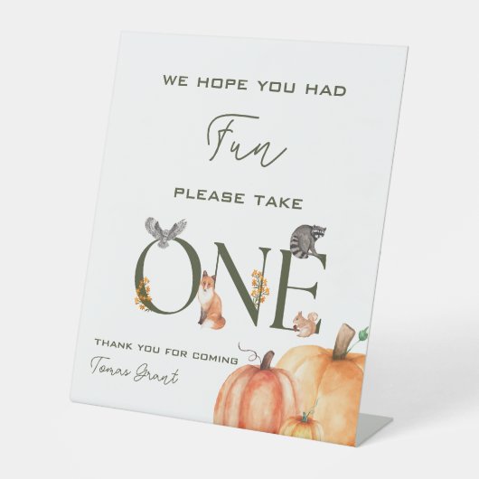 私たちの小さなかぼちゃの最初の誕生日パーティーのお気に入り 台座サイン (正面)