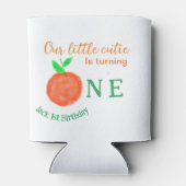 私たちの小さなかわいこちゃんオレンジの1つの誕生日柑橘類の果物 缶クーラー (裏面)