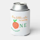 私たちの小さなかわいこちゃんオレンジの1つの誕生日柑橘類の果物 缶クーラー (缶裏面)