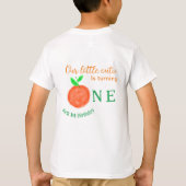 私たちの小さなかわいこちゃんオレンジの1つの誕生日柑橘類の果物 Tシャツ (裏面)