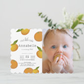 私たちの小さなかわいこちゃん柑橘類オレンジの写真1st誕生日 招待状 (スタンド正面)