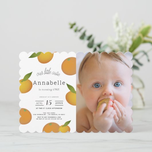 私たちの小さなかわいこちゃん柑橘類オレンジの写真1st誕生日 招待状 (スタンド正面)
