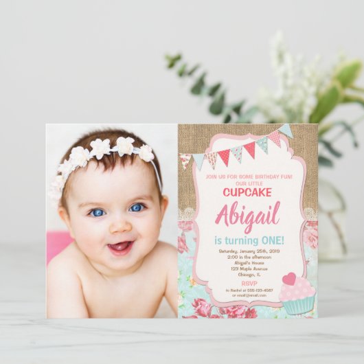 私たちの小さなカップケーキの誕生日の女の子の1番目の写真 招待状 (スタンド正面)