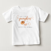 私たちの小さなカボチャの最初の誕生日 ベビーTシャツ (正面)