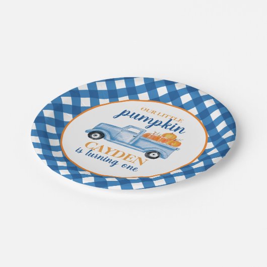 私たちの小さなカボチャの青いトラックは1歳の誕生日をplaid ペーパープレート (アングル)