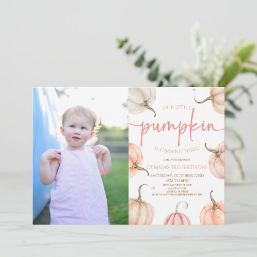 私たちの小さなカボチャピンクホワイト秋誕生日パーティー 招待状 (スタンド正面)
