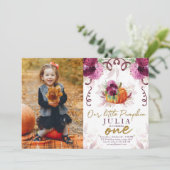 私たちの小さなカボチャ最初の誕生日バーガンディ写真 招待状 (スタンド正面)