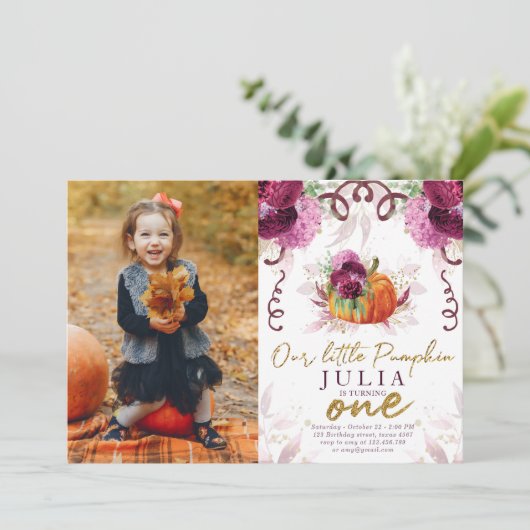 私たちの小さなカボチャ最初の誕生日バーガンディ写真 招待状 (スタンド正面)