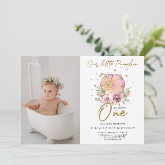 私たちの小さなカボチャ最初の誕生日ピンクの写真 招待状 (スタンド正面)